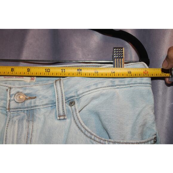 Levis Baggy Shorts Light Wash Raw Seam Size 8 - Picture 2 of 7